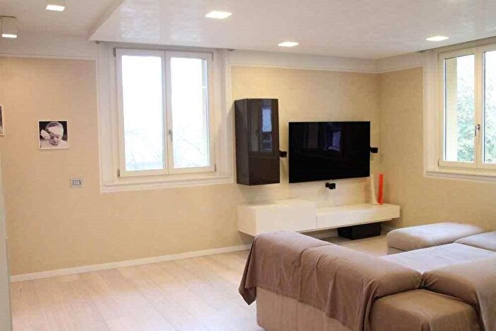 Appartamento con 5 locali in vendita in Via Costituzione, Maranello