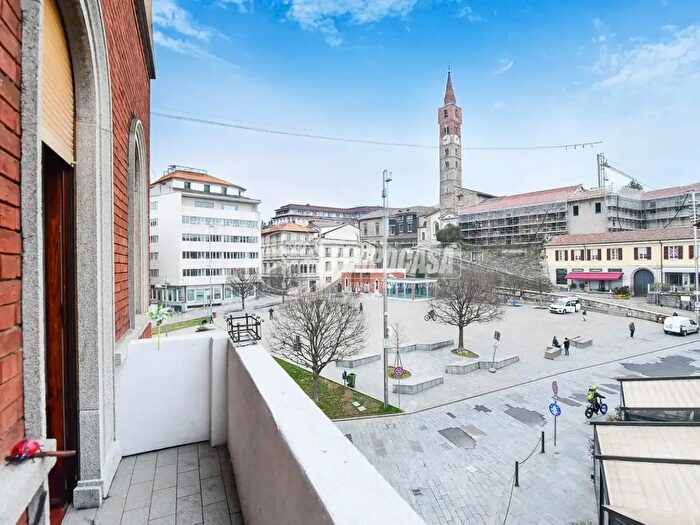 Appartamento trilocale in vendita in Piazza Giuseppe Garibaldi, Cantu