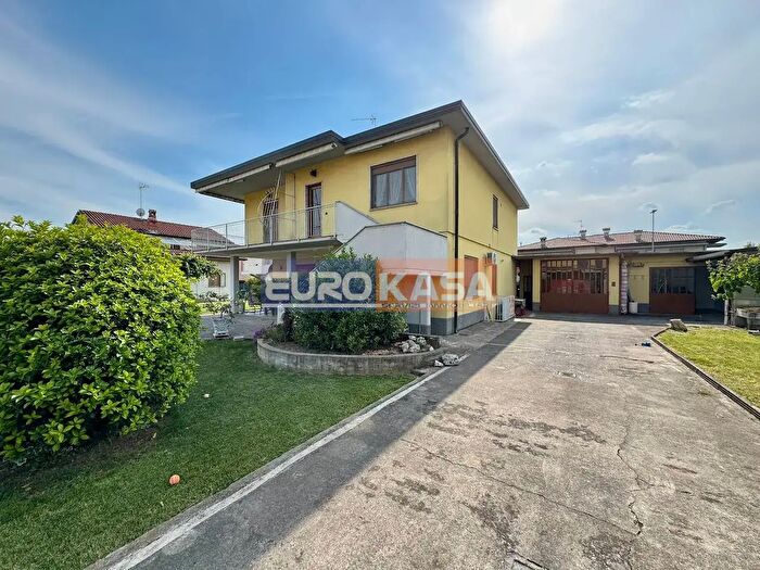 Casa quadrilocale in vendita in Via Bastone, Dalmine