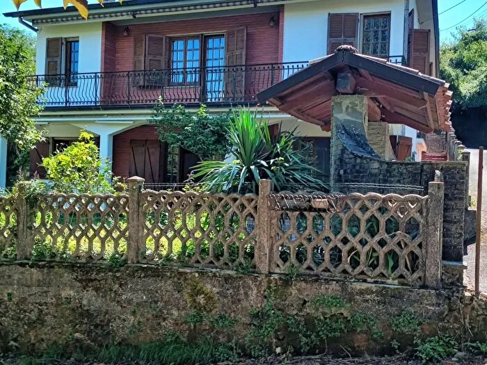 Casa con 8 locali in vendita in Borghetto Di Vara