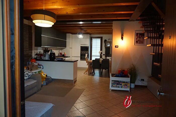 Appartamento trilocale in vendita in Via Castello, Castel DAzzano