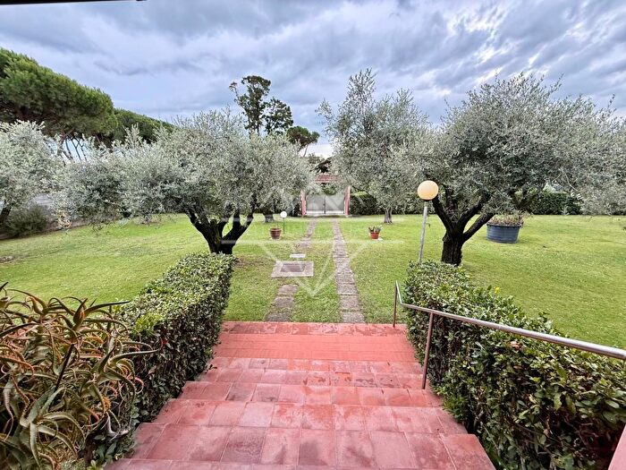 Casa con 7 locali in vendita in Carrara