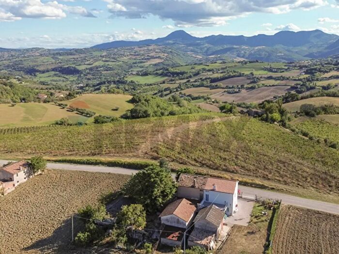 Casa con 5 locali in vendita in Via Fondiglie, Rosora