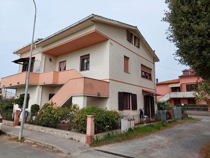 Casa con 8 locali in vendita in Rosignano Marittimo