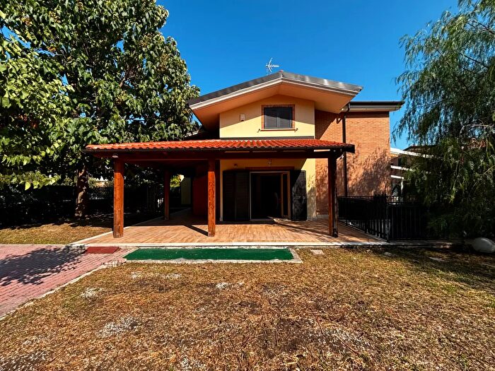 Casa con 6 locali in vendita in Via Costantino, Guidonia Montecelio