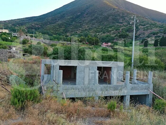 Casa con 7 locali in affitto in Strada Convicinale PorriBarbanaco Snc, Malfa