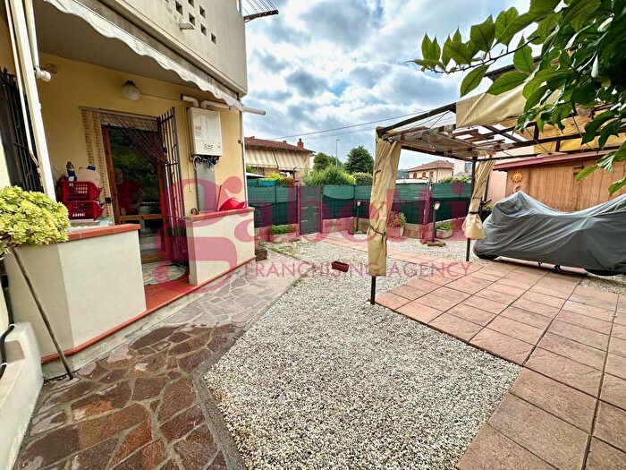 Appartamento con 5 locali in vendita in Via Sturzo, Collesalvetti