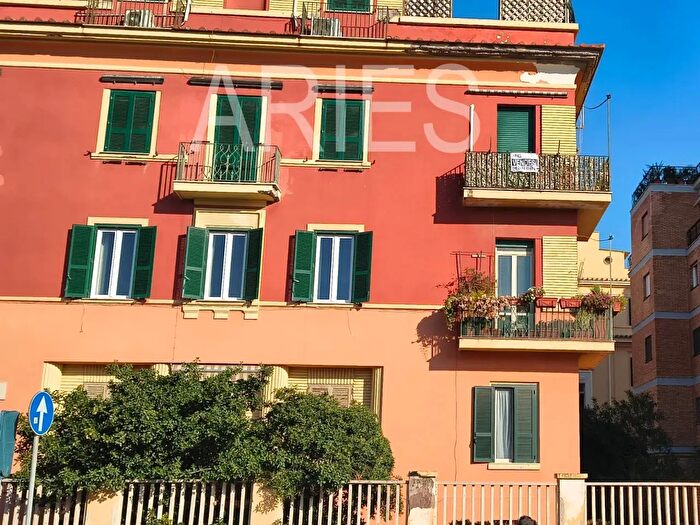 Appartamento trilocale in vendita in Piazza Tor San Michele, Roma