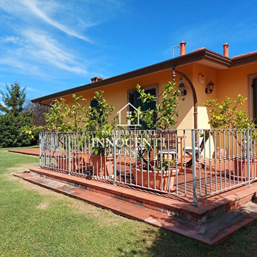 Casa con 14 locali in vendita in Massa