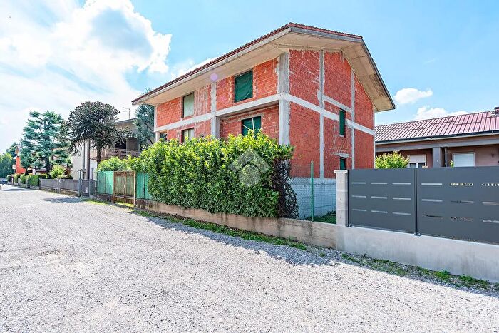 Casa trilocale in vendita in Via Monte Bianco, Lainate