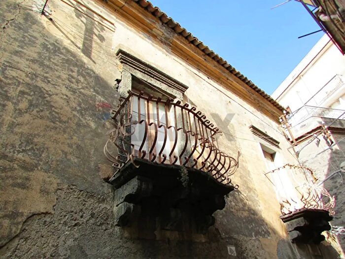 Casa con 16 locali in vendita in Corso Umberto, Bronte