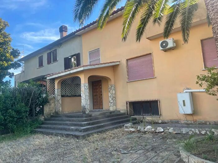 Casa con 7 locali in vendita in Via Quartarella, Riano
