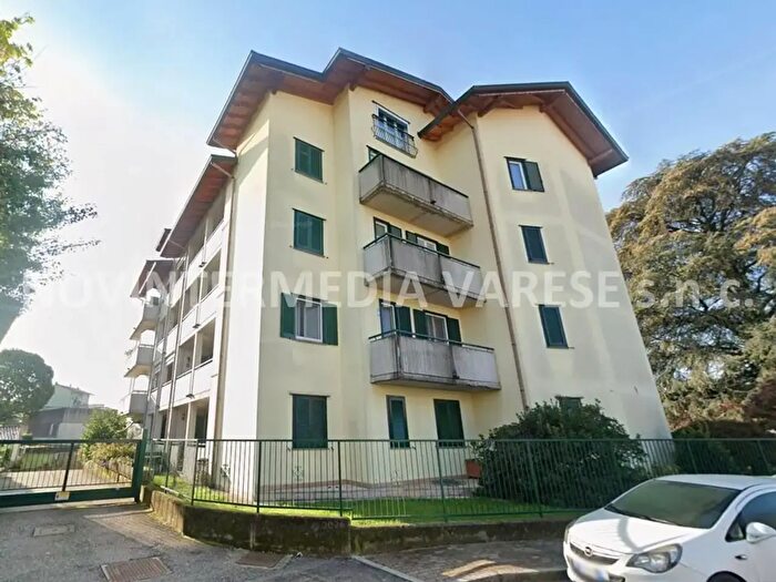 Appartamento trilocale in affitto in Via Michelino da Besozzo, Besozzo