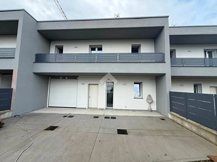 Casa quadrilocale in vendita in Viale Lombardia, Romano Di Lombardia