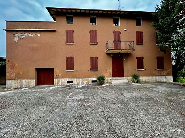 Casa con 11 locali in vendita in Vignola