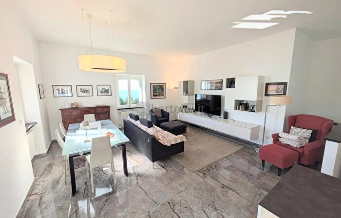 Appartamento con 7 locali in vendita in Via Giovanni Bettolo, Genova