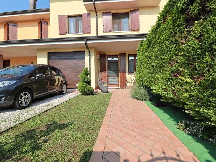 Casa quadrilocale in vendita in Via Don C Galli, Castelbelforte