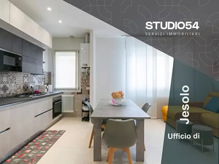 Appartamento trilocale in vendita in Via Andrea Bafile, Jesolo