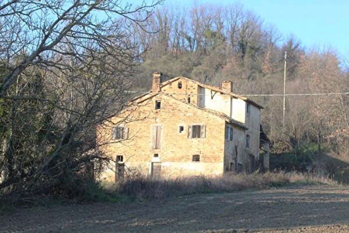 Casa con 6 locali in vendita in Urbino
