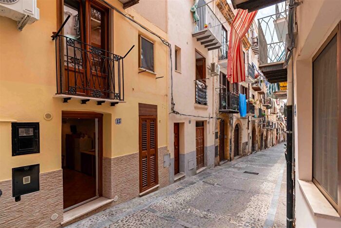 Appartamento bilocale in vendita in Via Gioeni, Cefalu