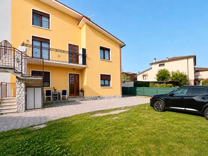 Casa con 6 locali in vendita in Via Molini, Creazzo