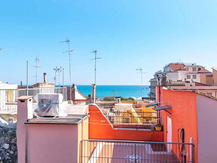 Casa con 5 locali in vendita in Piazza Madonna della Guardia, Borghetto Santo Spirito