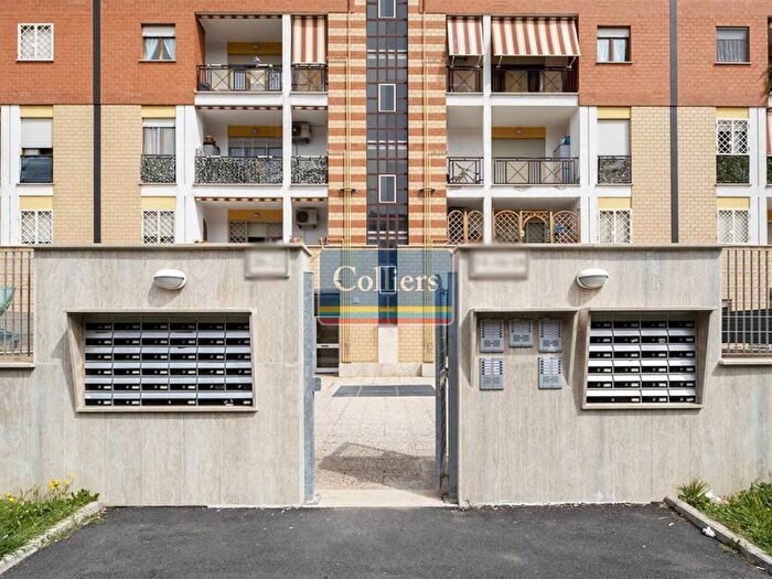 Appartamento trilocale in vendita in Via Sant'Ilario dello Ionio, Rocca Cencia, Roma