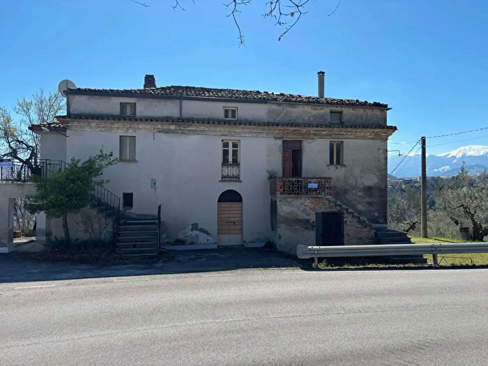 Casa con 6 locali in vendita in Contrada Case Sparse, Montefino
