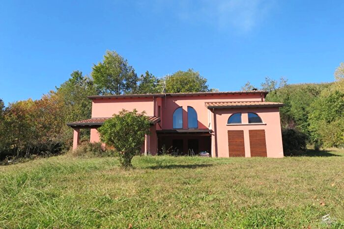 Casa con 8 locali in vendita in Bagnone