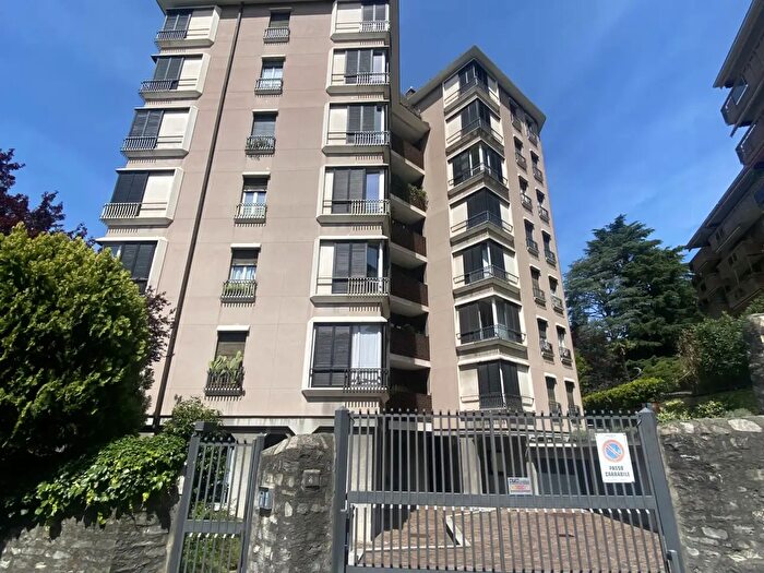 Appartamento con 5 locali in affitto in Via Rezzonico, Como