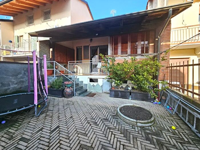 Casa con 8 locali in vendita in Via Crescentino, Vische
