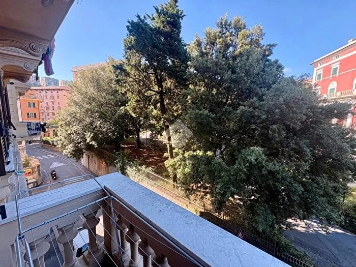 Appartamento con 5 locali in vendita in Via Cornigliano, Genova