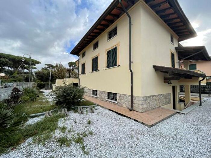 Casa con 6 locali in vendita in Via Candia, Pietrasanta