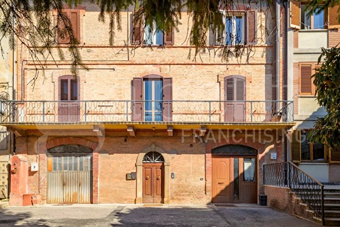 Appartamento con 7 locali in vendita in Via Perugina, Gubbio