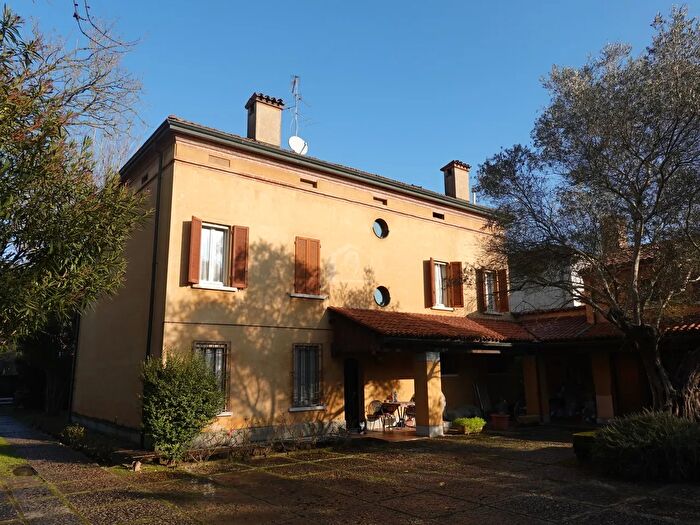 Casa con 10 locali in vendita in Suzzara