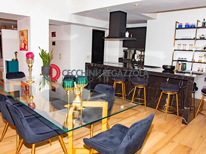 Appartamento quadrilocale in vendita in Via Santo Garovaglio, Como
