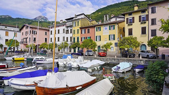 Appartamento quadrilocale in vendita in Via Porto, Gargnano