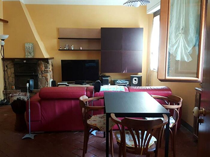 Appartamento trilocale in affitto in Via Ugo Foscolo, Centro, Vicopisano