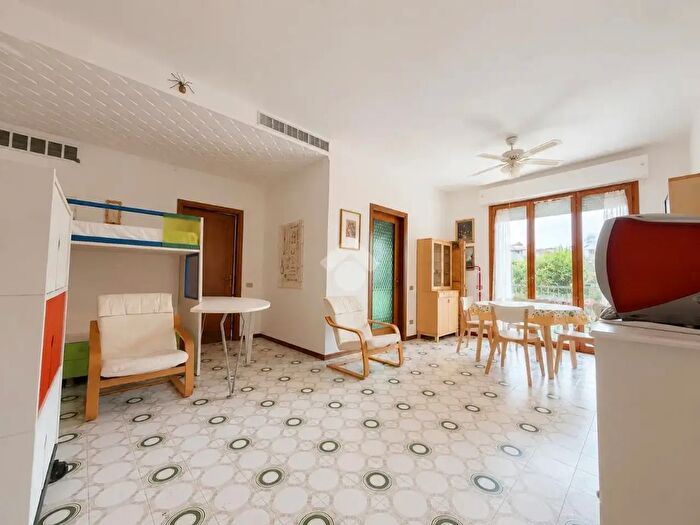 Appartamento trilocale in vendita in Via Montecatini, Massa