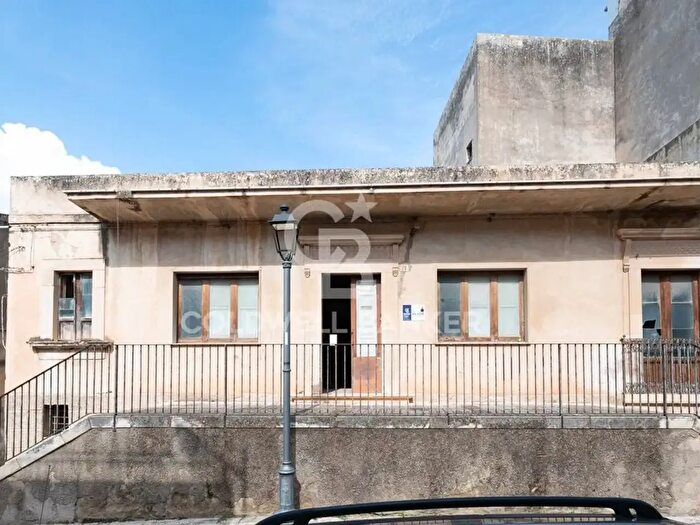 Casa con 10 locali in vendita in Via San Leonardo, Comiso