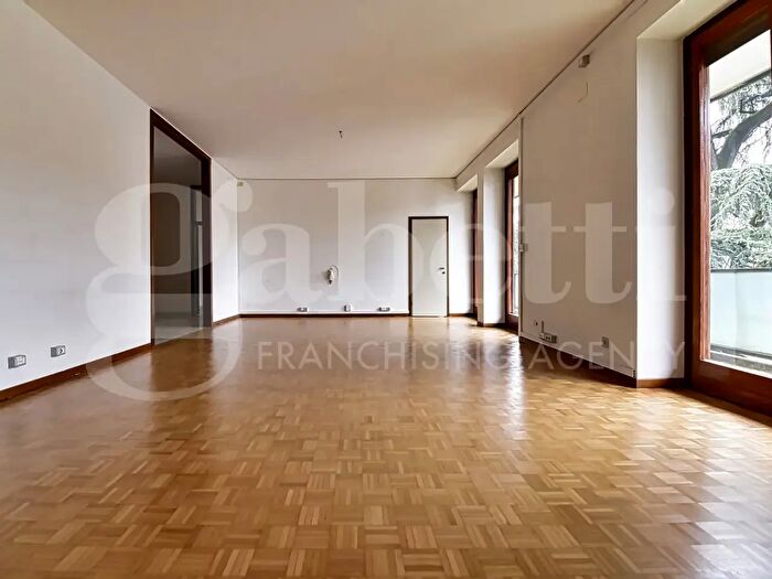 Appartamento quadrilocale in vendita in Via Carlo Alberto, Monza