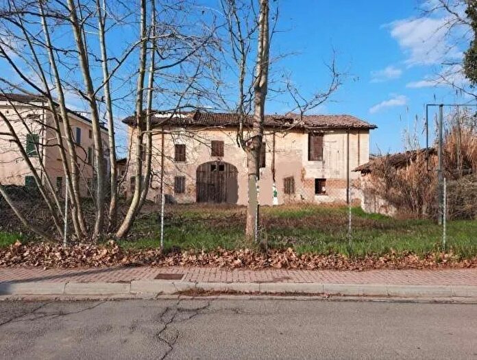 Casa con 8 locali in vendita in Via Chiesa Vecchia Carpi Mo Carpi Budrione, Carpi