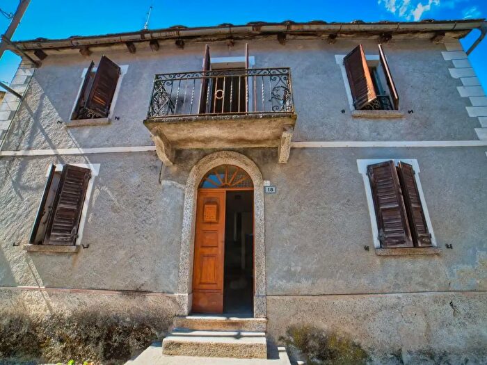 Casa con 8 locali in vendita in Re