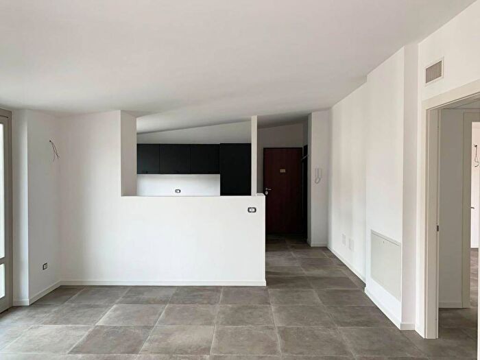Appartamento trilocale in affitto in Viale Monza, Rovereto, Milano