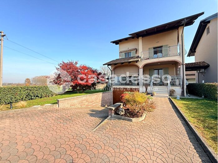 Casa con 6 locali in vendita in Via delle Scuole d, Brusasco