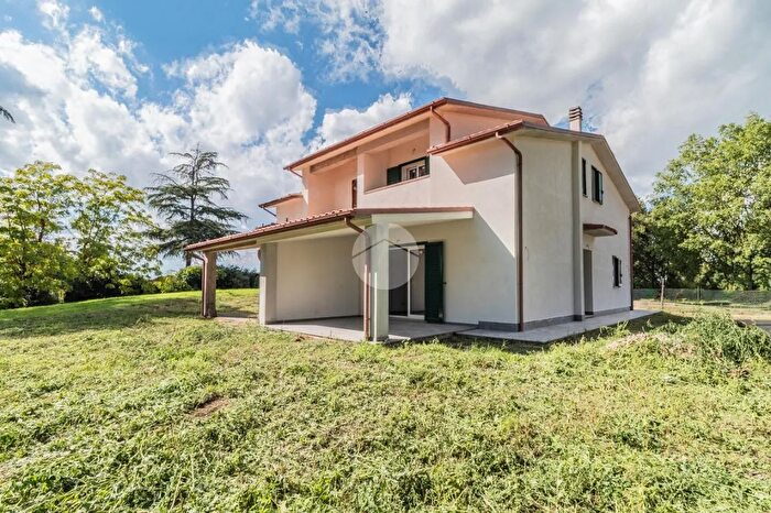 Casa quadrilocale in vendita in Via del Colle, Nepi