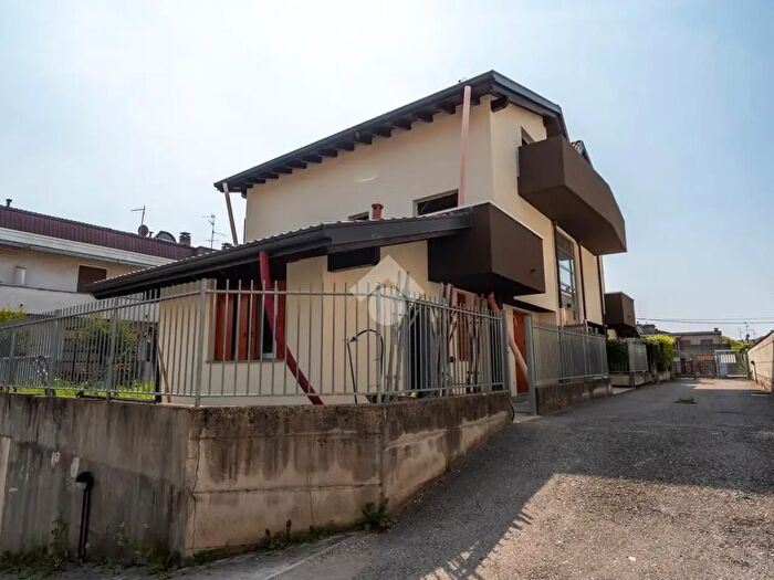 Appartamento trilocale in vendita in Via della Resistenza, Macherio