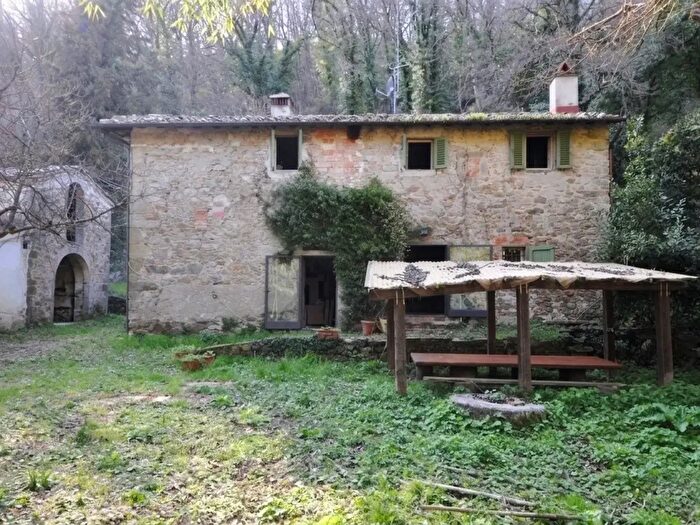 Casa con 6 locali in vendita in Via di Montaio, Cavriglia