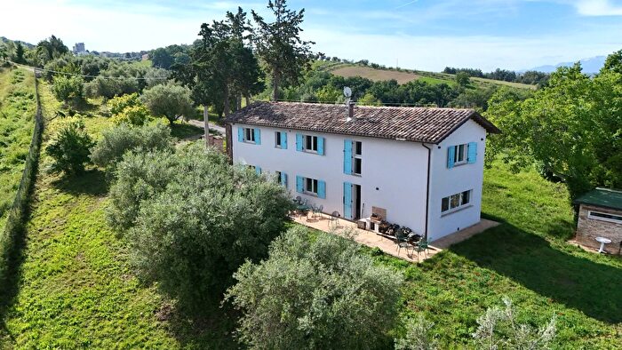 Casa con 6 locali in vendita in Via Belsito, Castorano