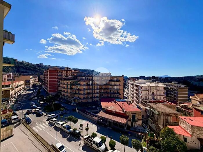 Appartamento trilocale in vendita in Via Consalvo, Napoli